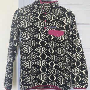 Patagonia size XS Women’s Black Ikat Big Fish Synchilla Snap-T Fleece Pullover